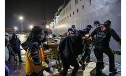 Hatay'da depremde yaralananlar TCG İskenderun gemisine alınıyor 