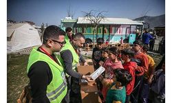 Hatay'da gönüllüler çocuklara depremi unutturabilmek için akıl ve zeka oyunu dağıttı