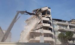 Kocaeli'de 1999 Marmara Depremi'nde hasar gören iş merkezi yıkılıyor