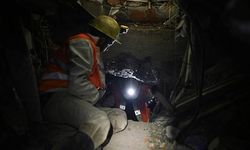 Madenciler, deprem enkazlarında çökmeyi önleyen "domuz damı" yöntemiyle ilerliyor