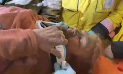 Malatya'da 83 yaşındaki kadın enkazdan 124,5 saat sonra kurtarıldı