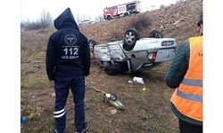 Sivas'ta devrilen otomobildeki 3 kişi öldü, 1 kişi yaralandı 