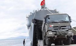 TCG Sancaktar ve TCG Bayraktar gemileriyle deprem bölgesine iş makineleri gönderildi