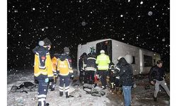 Tokat'ta yolcu otobüsünün devrilmesi sonucu 1 kişi öldü, 15 kişi yaralandı