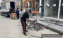 Ağrı'da fırtına nedeniyle iş merkezindeki tabelalar çevreye savruldu