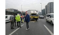 Bahçelievler'deki kazada kamyonetin sürücü bölümü kullanılamaz hale geldi