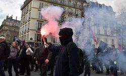 Fransa'da göstericiler Paris Havalimanı'nın girişini kapattı