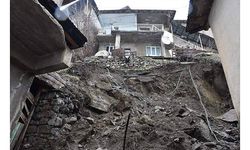 Hakkari'de toprak kayması sonucu 3 ev tahliye edildi 