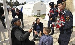 Kahramanmaraş'ta kadın astsubaylardan depremzede kadınlara 8 Mart sürprizi