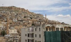 Mardin'in tarihi dokusunu bozan 5 katlı betonarme binanın yıkımına başlandı