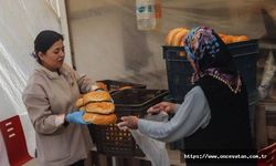 Osmaniye'de depremi yaşayan kadınlar, afetzedelere ekmek ve börek yapıyor