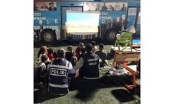 Polis ekiplerinden depremzede çocuklara sinema sürprizi