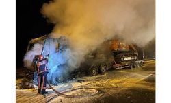 Sakarya'da deprem bölgesi Kahramanmaraş'a iş makinesi taşıyan tır yandı
