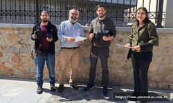 AA, Türkiye'deki depremlerde ekipmanı hasar gören Yunan gazetecilere kamera hediye etti