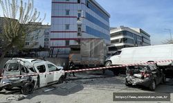 Bağcılar'da kontrolden çıkan kamyon 6 araca çarparak durdu