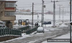 Bingöl'de kar yağışı Karlıova'yı beyaza bürüdü