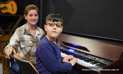 Görme engelli 9 yaşındaki Ertuğrul, piyanoyla hayatını renklendiriyor