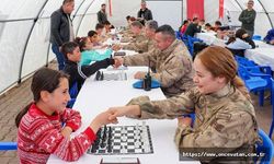 Jandarma, Adıyaman'daki depremzede çocuklarla satranç oynadı