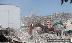 Kahramanmaraş'ta bina yıkım ve enkaz kaldırma çalışmaları 18 mahallede devam ediyor