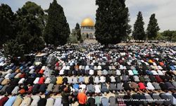 Mescid-i Aksa’da 130 bin Müslüman ramazanın üçüncü cuma namazını kıldı