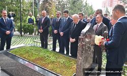 MHP Genel Başkanı Bahçeli, Alparslan Türkeş'in kabrini ziyaret etti