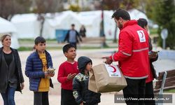 Türk Kızılay, depremzede çocukları ikram paketiyle sevindirdi