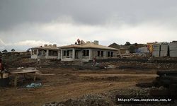 Türkoğlu'ndaki köy tipi afet evleri projesinde 5 evin kaba inşaatı tamamlandı
