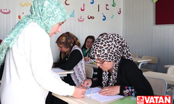 Konteynerde yaşayan kadınlar ilk kez okuma yazma ve Kur'an öğrenme imkanı buldu