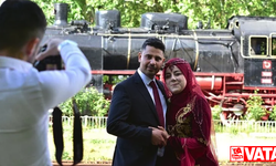 Depremden dolayı kullanılamayan tren garı düğün fotoğrafçıların doğal stüdyosu oldu