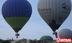 Kapadokya'da balonlar Türk bayrakları ve Atatürk posteri ile uçtu