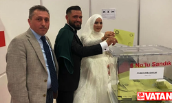 Almanya'da Kaba çifti gelin ve damatlıklarıyla oy kullandı