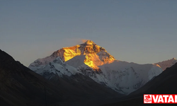 Çinli araştırma ekibi, Everest Dağı'nın zirvesine ulaştı