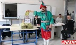 Bursa'nın "Hacivat"ı kostümüyle oyunu kullandı