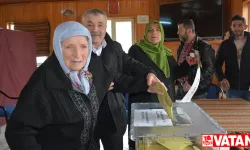 Trabzon'da 101 yaşındaki kadın oy kullandı