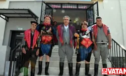 Aydın'da bir grup seçmen efe kıyafetleriyle oy kullandı
