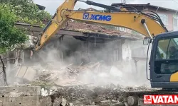 Marmara Depremi'nin merkez üssü Gölcük'te riskli binaların yıkımı sürüyor