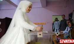 Samsun'da sandığa gelinliğiyle gelen seçmen oy kullandı