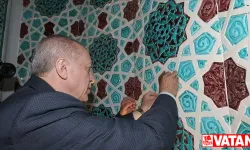 Cumhurbaşkanı Erdoğan, Barbaros Hayrettin Paşa Camisi'nin mihrabına son çiniyi yerleştirdi
