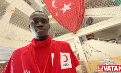Afrika'dan okumak için geldiği Türkiye'de depremzedelerin yardımına koşuyor