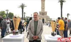 Bakan Kasapoğlu, İzmir'de sergilenen şampiyonluk kupalarını ziyaret etti