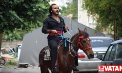 Hatay'da bir seçmen oy kullanmaya atla geldi