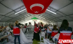 Afeti yaşayan kadınlar, depremzedeler için nevresim takımı üretiyor