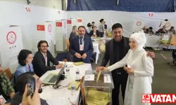 Avrupa'da Cumhurbaşkanı Seçimi'ne gelinlikle gelen de, ilk kez oy verdiği için alkışlanan da var