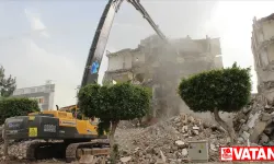İskenderun'da ağır hasarlı binaların yıkım ve enkaz kaldırma çalışmaları başladı