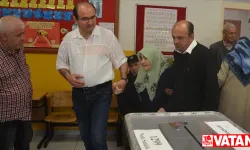 Kütahya’da 95 yaşındaki kadın torununun yardımıyla oy kullanmaya gitti