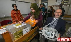 ALS hastası mühendis, solunum cihazıyla oy kullanmaya geldi
