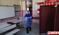 İstanbul'da sandıkların konulacağı okullarda son hazırlıklar yapılıyor