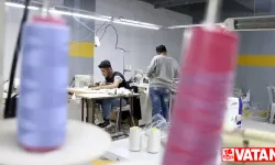 Depremzede tekstilciler, otoparka kurulan atölyelerde tezgahlarının başına geçti