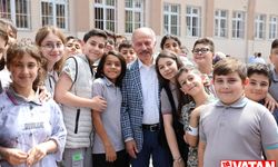 Bayrampaşalı binlerce öğrenci karnelerini aldı