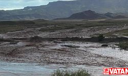 Kars'ta sel nedeniyle köy yolları ulaşıma kapandı, araziler zarar gördü